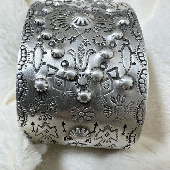 Fred Harvey Era Navajo Repousse Stamped Sterling Silver Wide Cuff Bracelet 52g - Picture 2 of 10